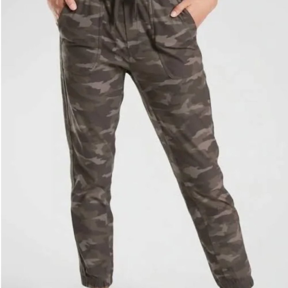 Athleta Farallon Joggers, Camo, Size 2